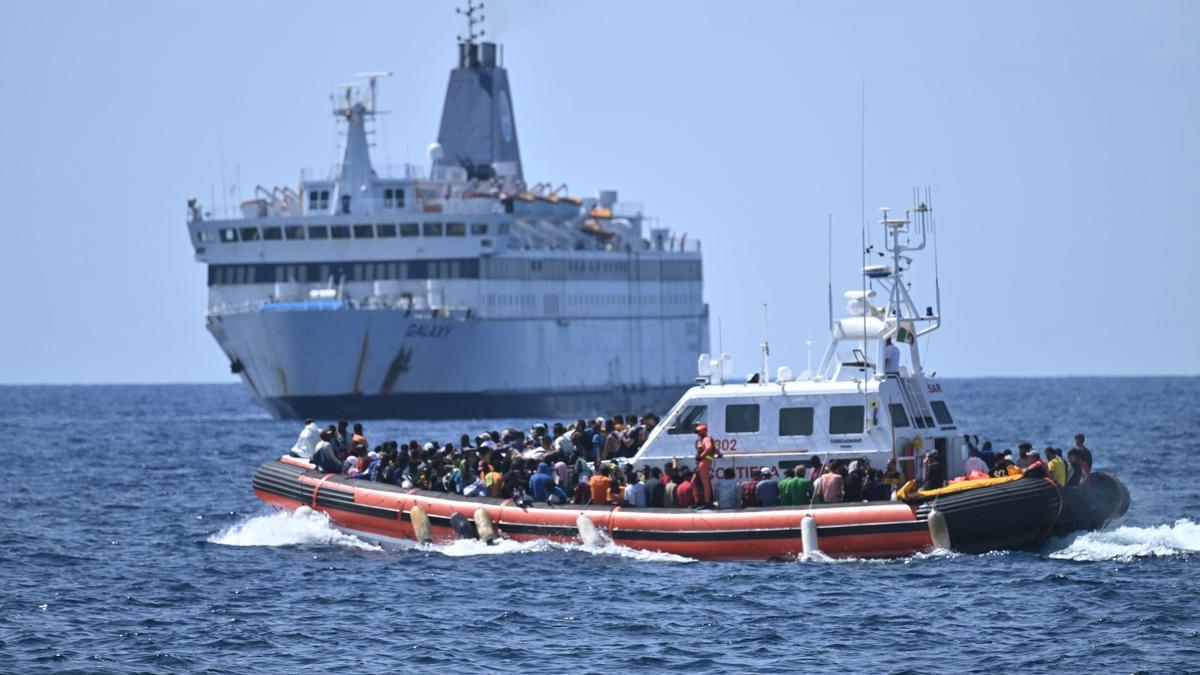 Migrantes esperan su tralado desde lampedusa tras un récord de llegadas