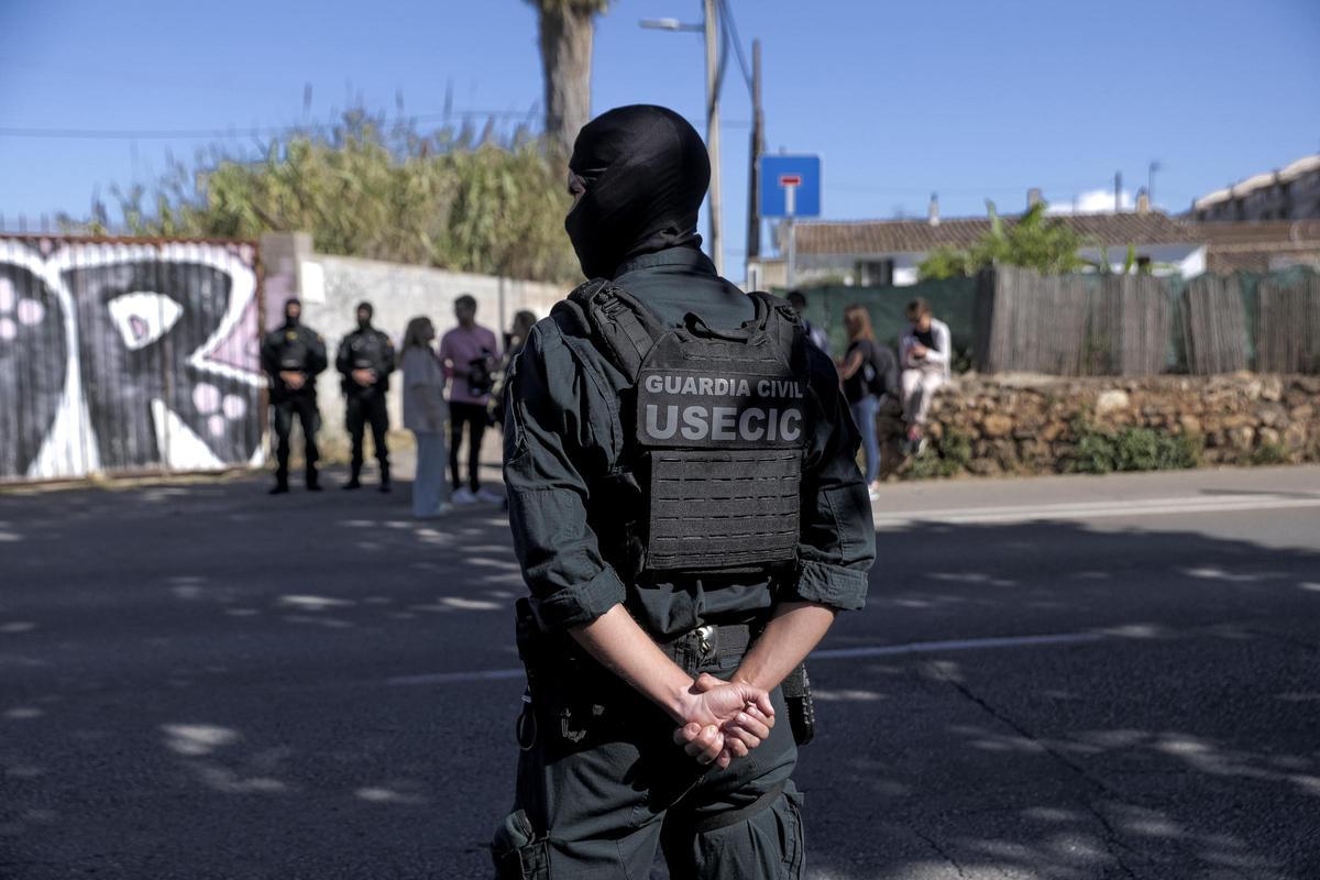 Agentes de la Guardia Civil, duante la operación en Son Cladera.