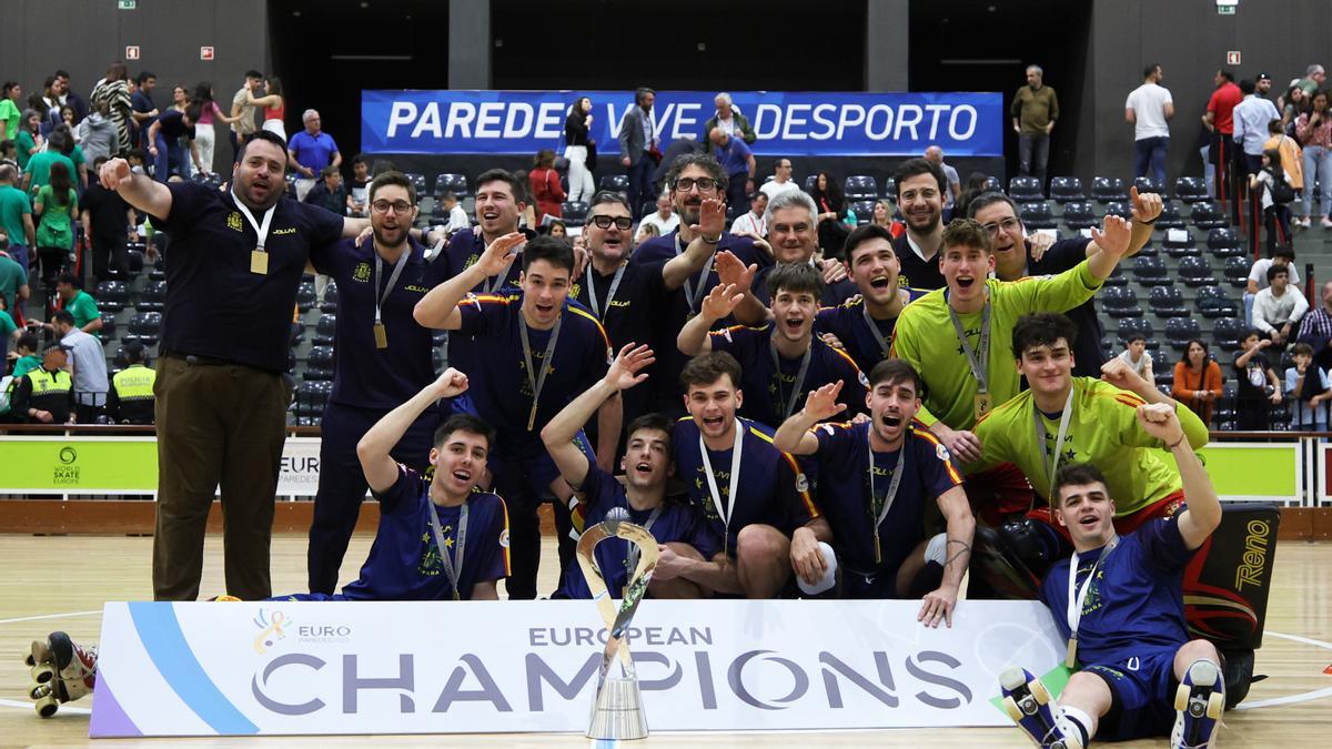 Els membres de la selecció espanyola sub-23 celebren la consecució del títol europeu