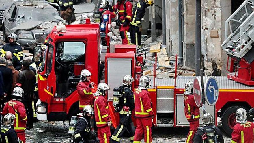 Bombers treballant a la zona on va haver-hi l&#039;explosió, al centre de París