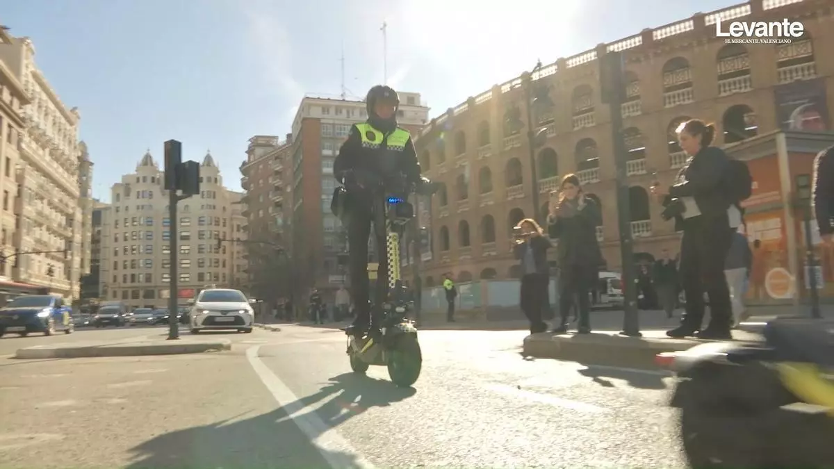 La nueva policía en patinete de València pone 300 multas en un mes