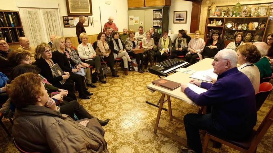 Asamblea de la Asociación Coral Avilesina, presidida por, desde la izquierda, Carlos Blanco (tesorero), María Álvarez Coto (secretaria) y Fernando Balbuena (presidente). Al fondo, de pie, junto a la ventana, Jesús Lauro.