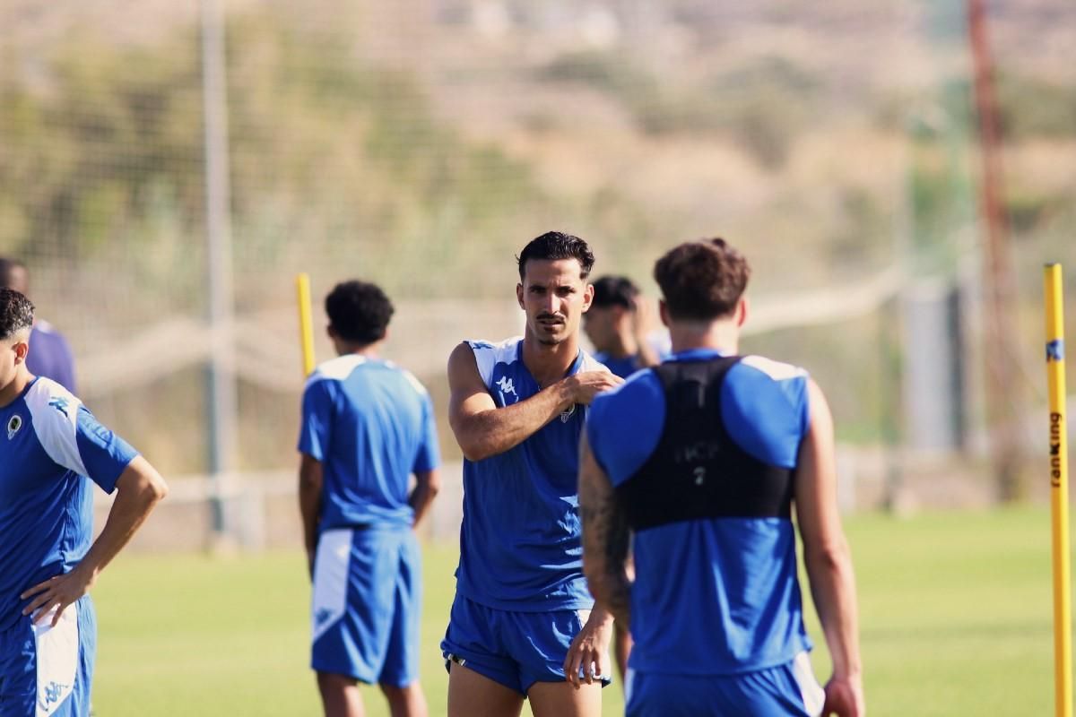 Oriol Soldevila, mirando a cámara, en la primera sesiónde trabajo que se lleva a cabo en Fontcalen.