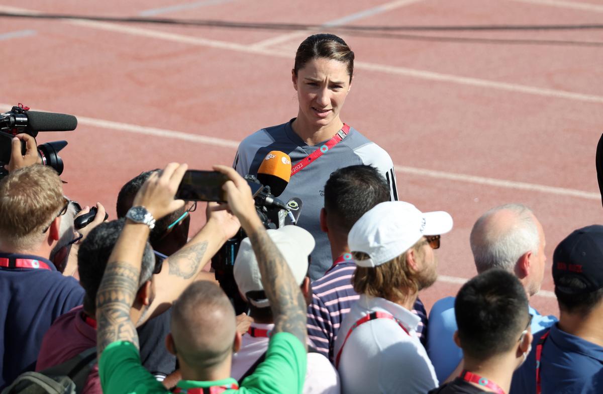 La estadounidense Kathryn Nesbitt, juez asistente, habla con periodistas en el entrenamiento abierto.