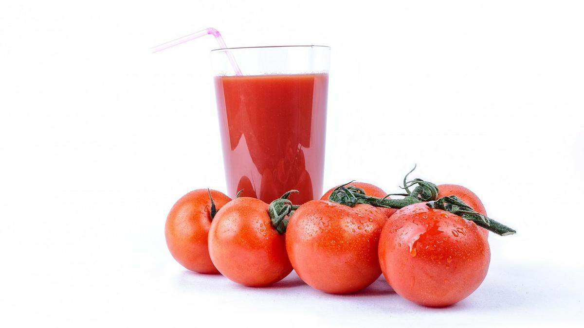 Tomar jugo de tomate te ayudará a adelgazar los muslos  y reducir la celulitis