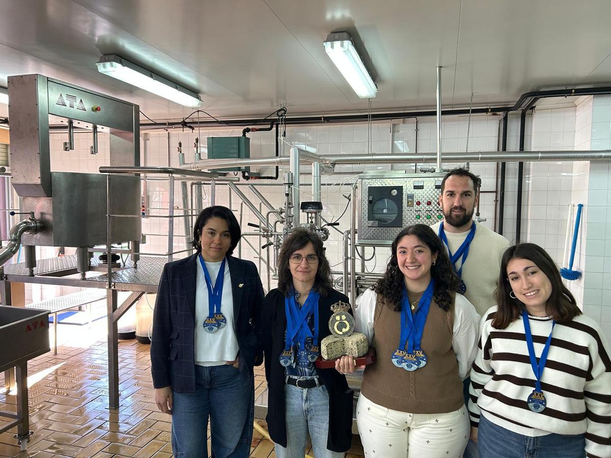 Por la izquierda, Carolina Sánchez, María Fernández, Deva Ladrón de Guevara, Carlos Palomo y Lidia García, en la planta de leche del laboratorio del IES Juan de Villanueva.