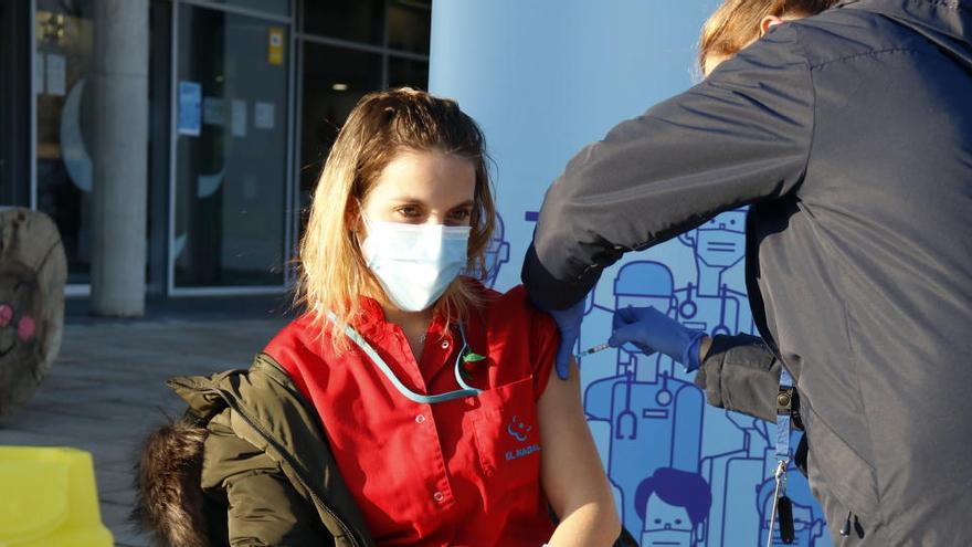 La primera treballadora de la residència El Nadal de Vic rebent la vacuna contra la covid-19 el 5 de gener del 2021