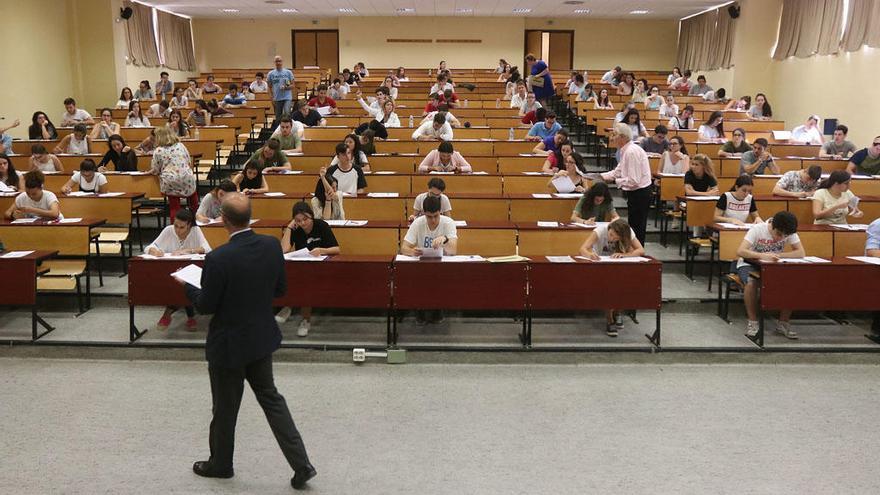 Alumnos hacen los exámenes de Selectividad en la facultad de Medicina.