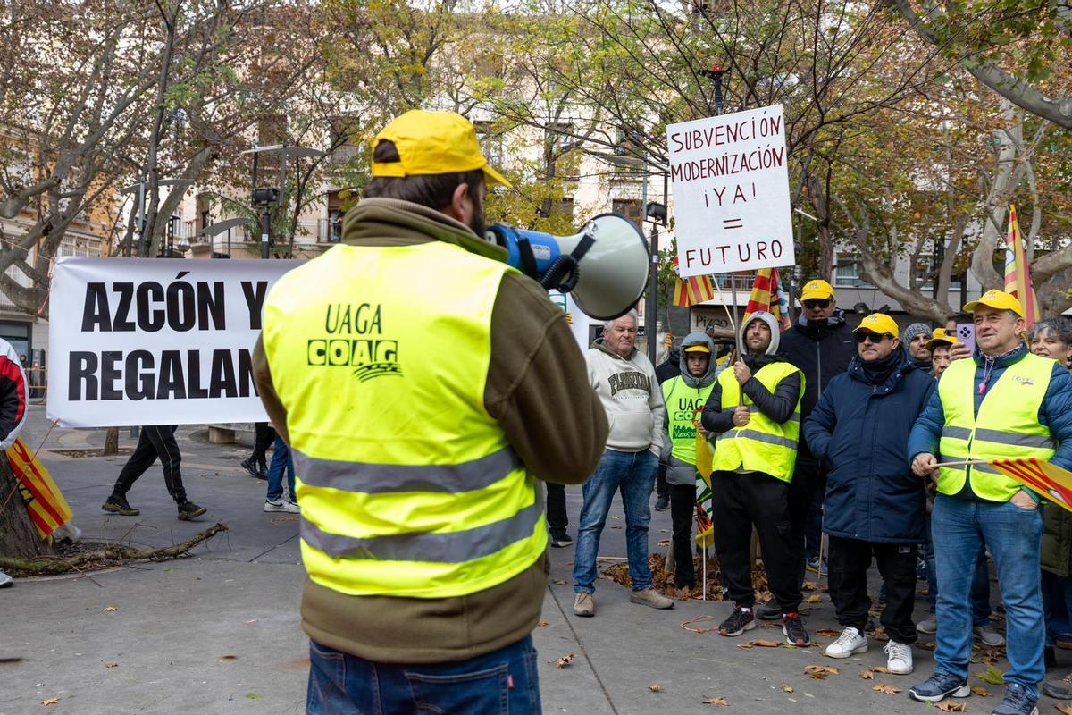 Tensión a las puertas de la consejería de Agricultura del Gobierno de Aragón.
