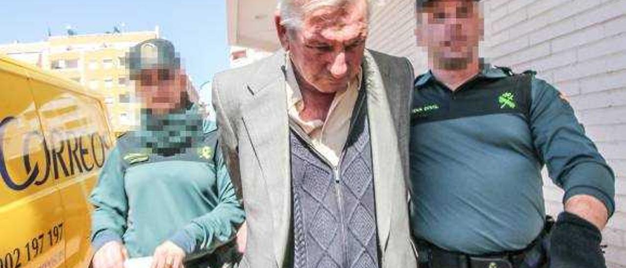 El asesino confeso, a su llegada a los juzgados de Torrevieja.