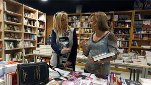 La llibreria Contijoch, a Manlleu, segueix apostant pel paper i el contingut digital.