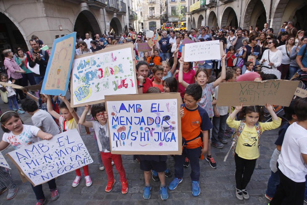 Pares i alumnes del Pla de l''Estany i el Gironès, reclamen gestionar els menjadors escolars