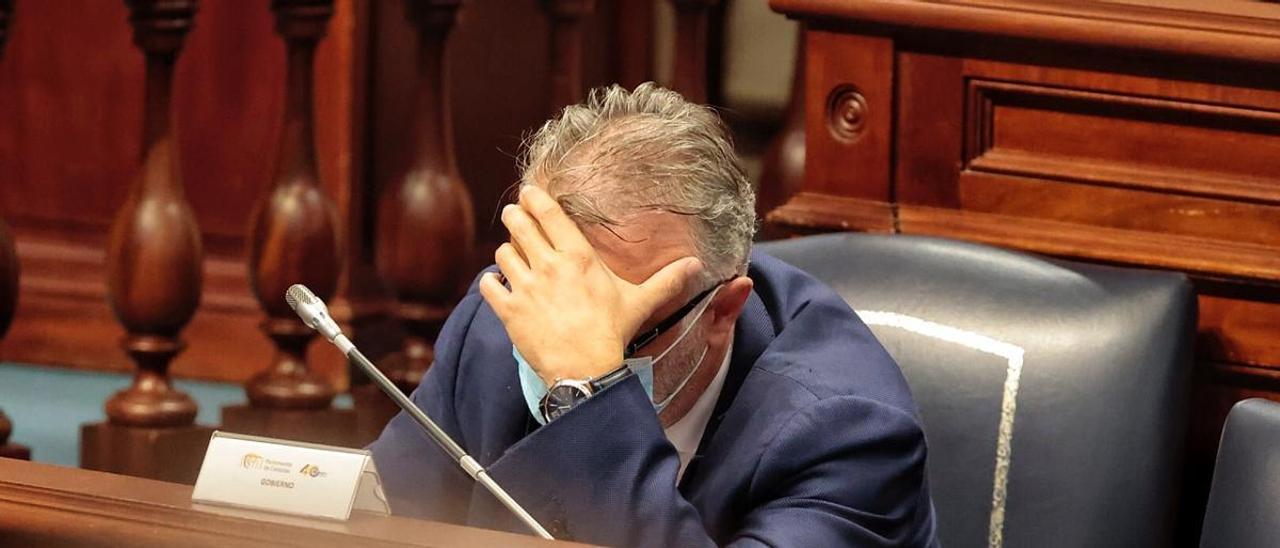 Ángel Víctor Torres en un pleno en el Parlamento de Canarias en noviembre de 2021, mientras era presidente de Canarias