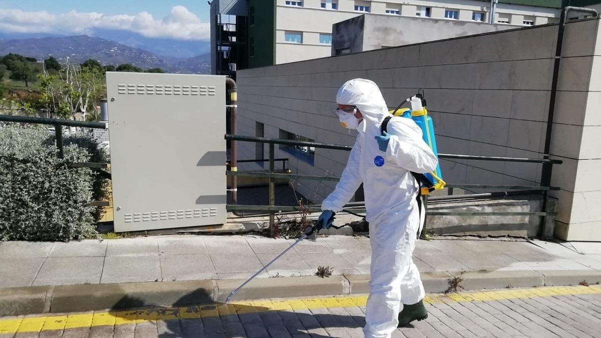 Bombero del CPB desinfectando el exterior del Hospital de la Axarquía.