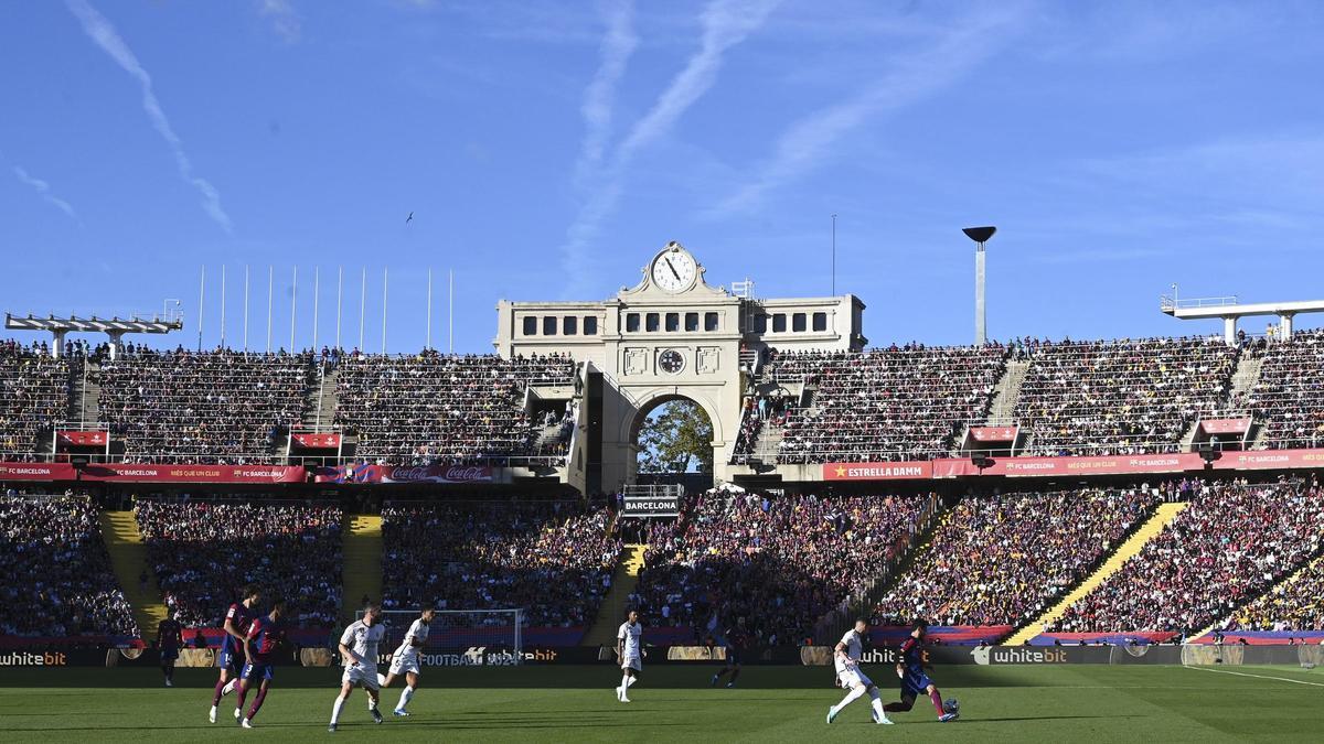 El clásico entre el FC Barcelona y el Real Madrid en el estadio Lluis Companys en Montjuic.
