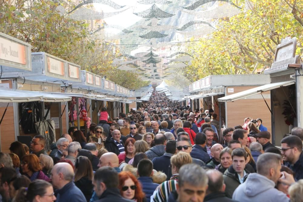 Las calles de la ciudad se llenan de gente para acudir a la Feria del Turrón