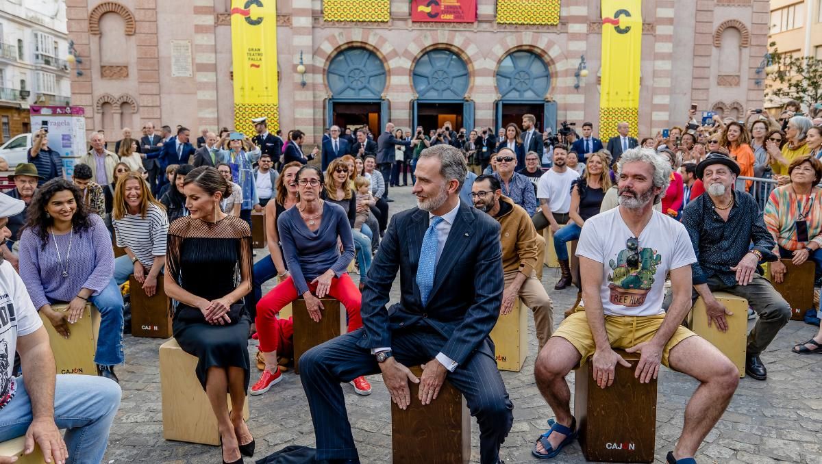 Los reyes se animan a participar en una &quot;cajoneada&quot; en Cádiz