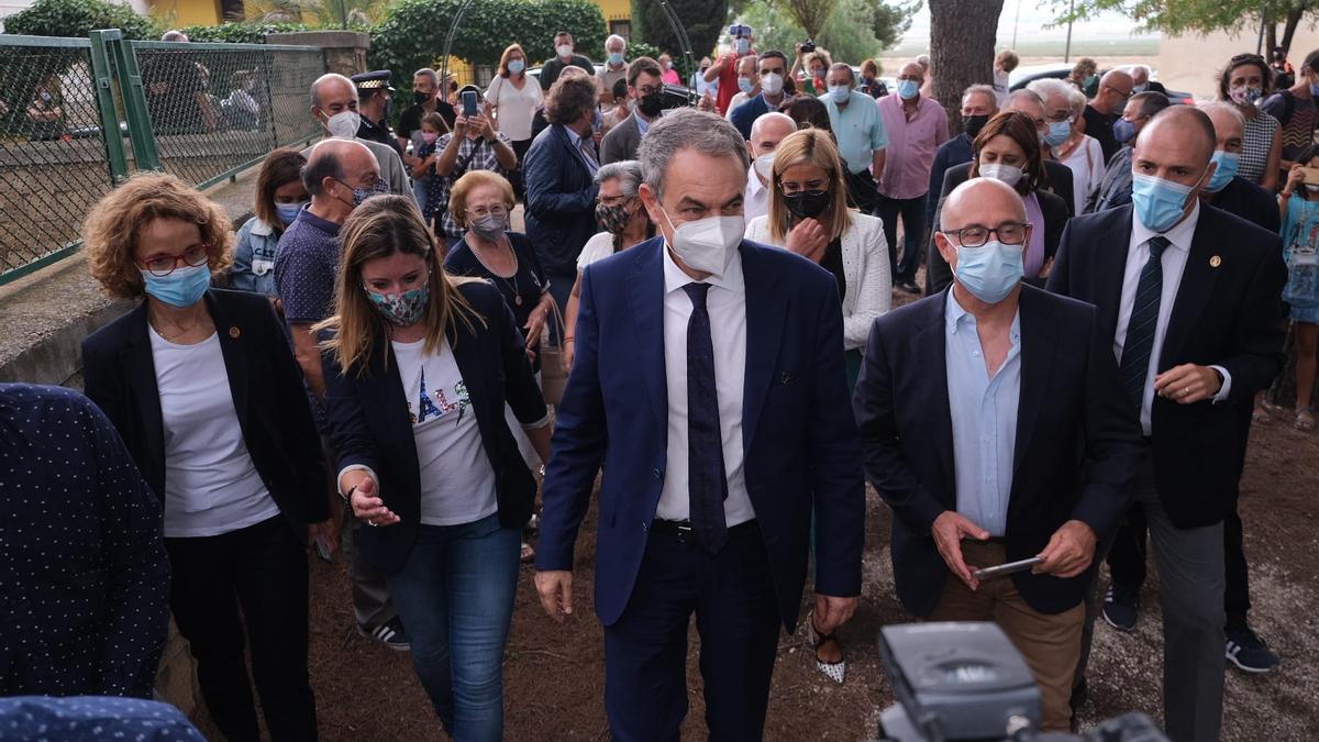 Zapatero con el alcalde de Monóvar durante su visita a El Fondó donde generó una gran expectación.