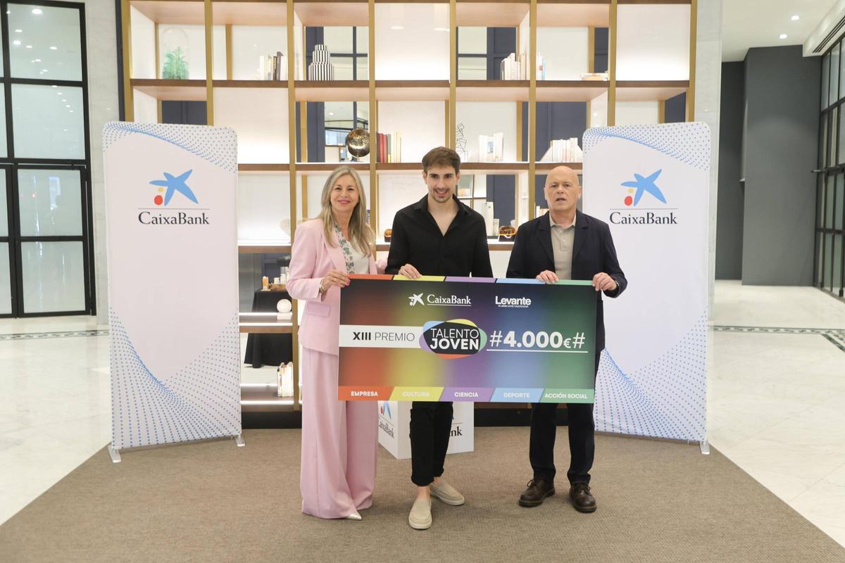 Olga García, directora territorial de CaixaBank en la Comunitat Valenciana; Antonio Morant, ganador de la categoría de Cultura; y Joan-Carles Martí, director de Levante-EMV.