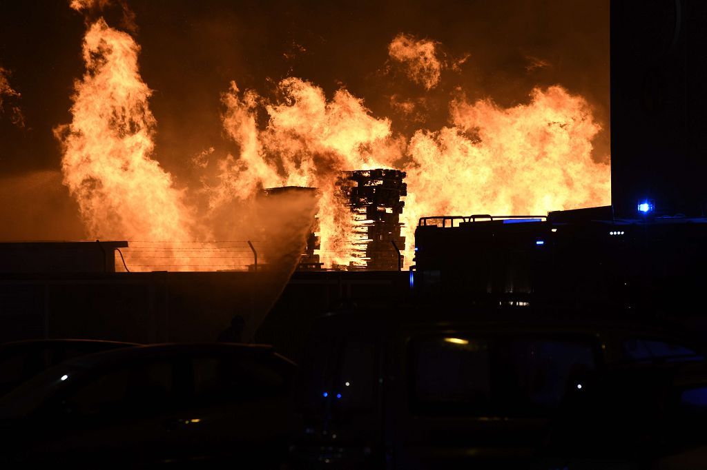 Estas son las imágenes que el aparatoso incendio de Puente Tocinos ha dejado este sábado