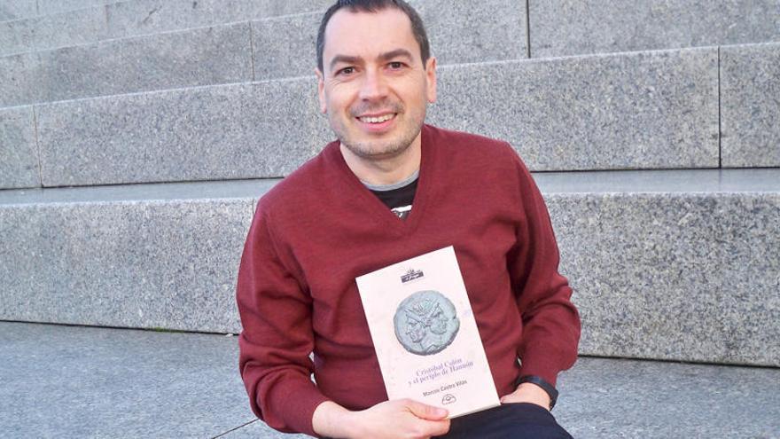 El autor Marcos Castro con su libro.