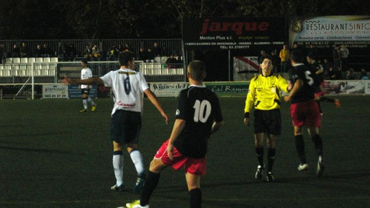 Un instante del partido entre el Prat y L'Hospitalet disputado este miércoles en el estadio Sagnier de El Prat de Llobregat
