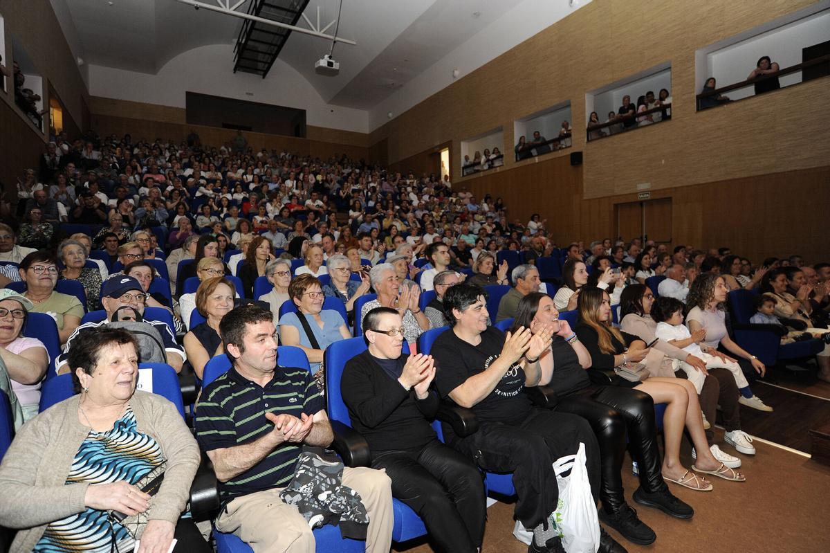 LALIN. GALA SOLIDARIA A FAVOR ASPADEZA Y ARANES SALON TEATRO