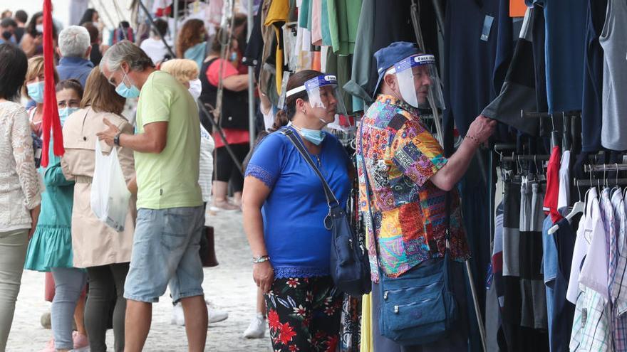 En lugares concurridos como el mercadillo de Valença se recomienda el uso de mascarillas. // R.Grobas