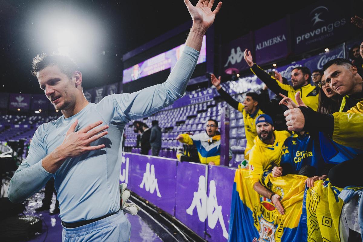 Dinko Horkas agradece el respaldo de la afición amarilla en Zorilla.