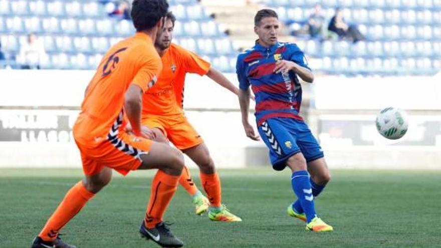 Marc Martínez refusa una pilota durant el partit contra el Gavà de fa unes jornades.