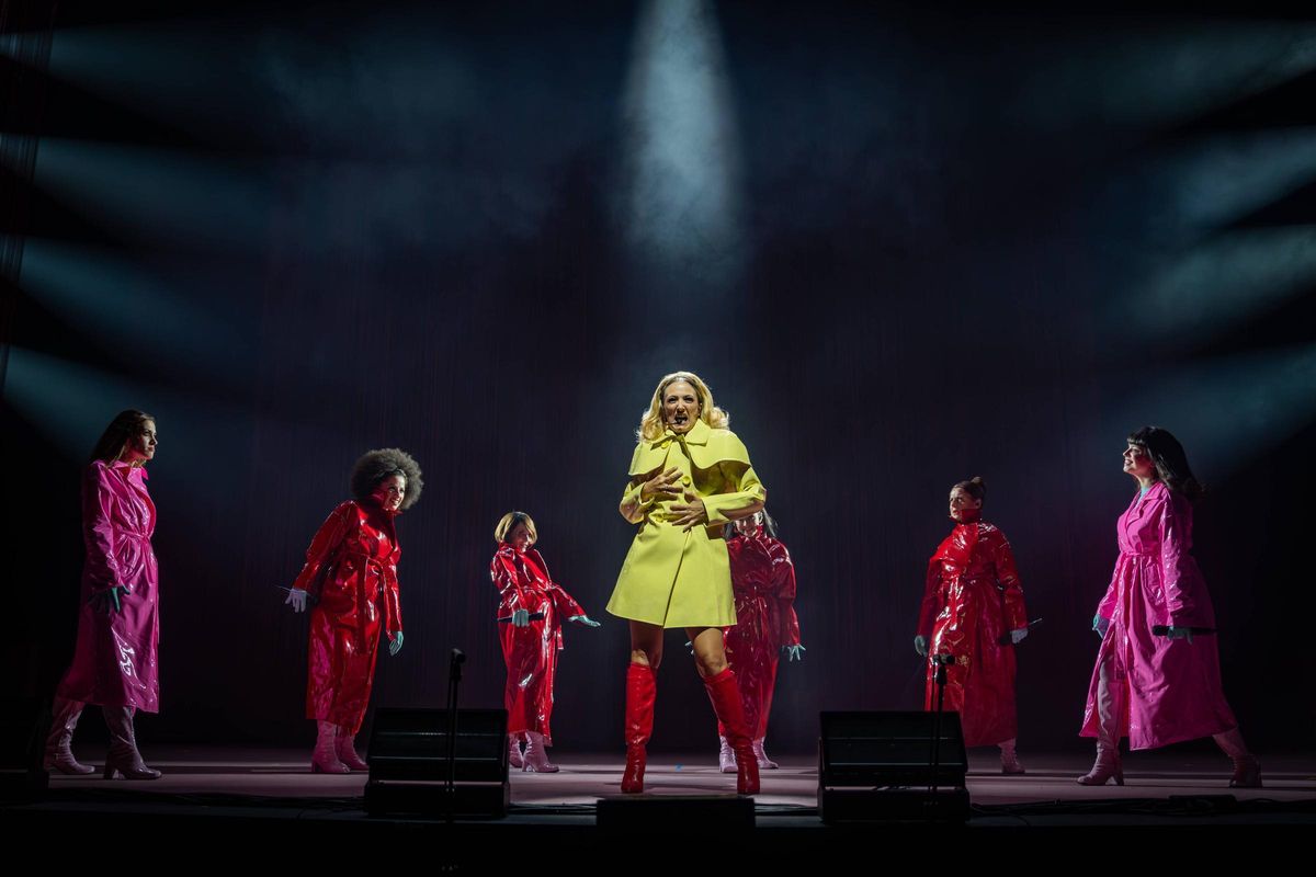 Rigoberta Bandini, junto a sus bailarinas y coristas.