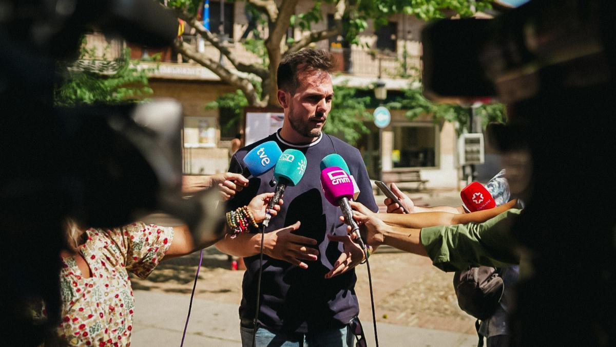 Asell Sánchez-Vicente, periodista y portavoz de la familia de Mateo, ofrece declaraciones a los medios en Mocejón (Toledo).