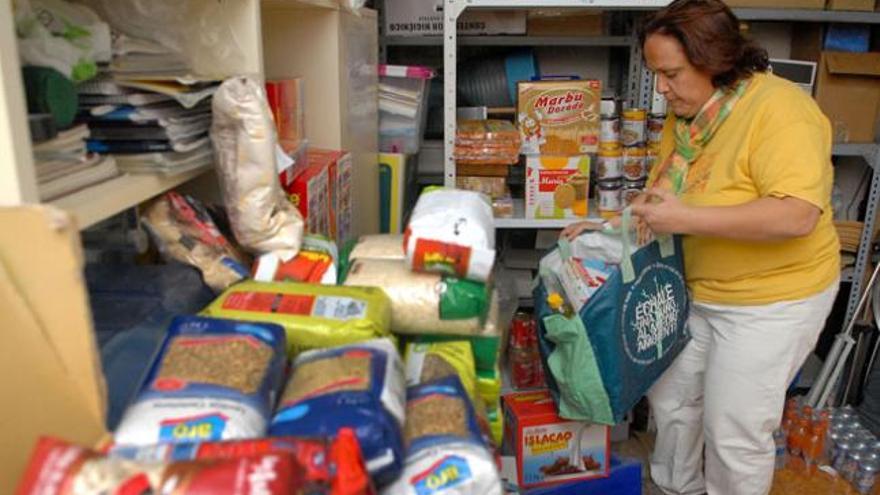 Conchi Medina, profesora del centro, durante la recogida de alimentos. | santi blanco