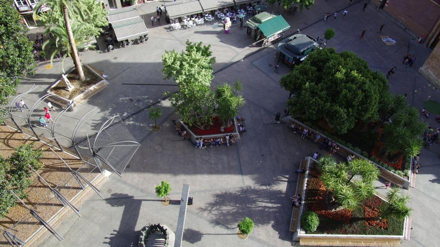 Panorámica de la plaza de Santo Domingo de Murcia con las terrazas de los establecimiento de restauración al fondo.