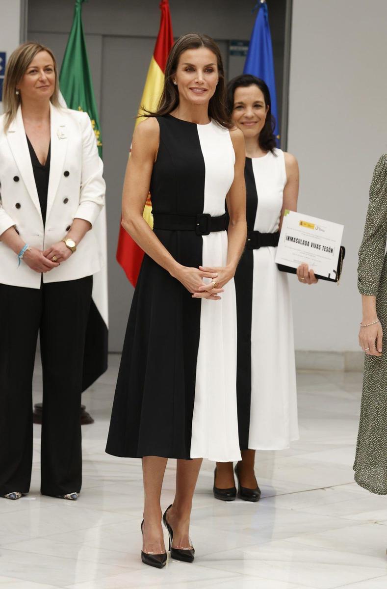 Reina Letizia con vestido blanco y negro de mango