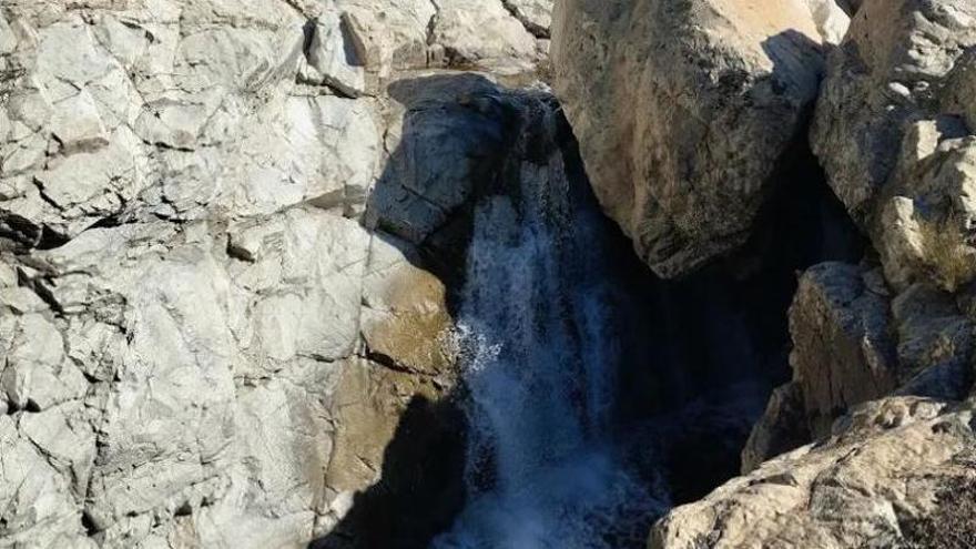 La ruta por una de las cascadas más desconocidas de Sevilla, repleta de rápidos y pozas, que está a solo 30 minutos de la capital: "Parece sacada de un cuento"