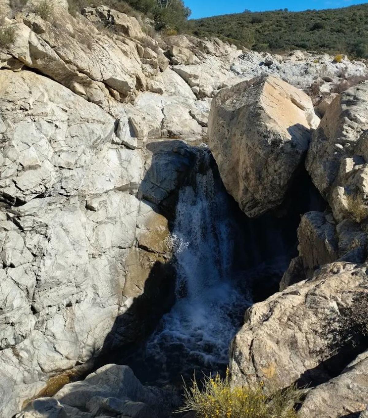 El Salto del Lobo, la ruta por una de las cascadas más desconocidas de Sevilla repleta de rápidos y pozas que está a solo 30 minutos de la capital
