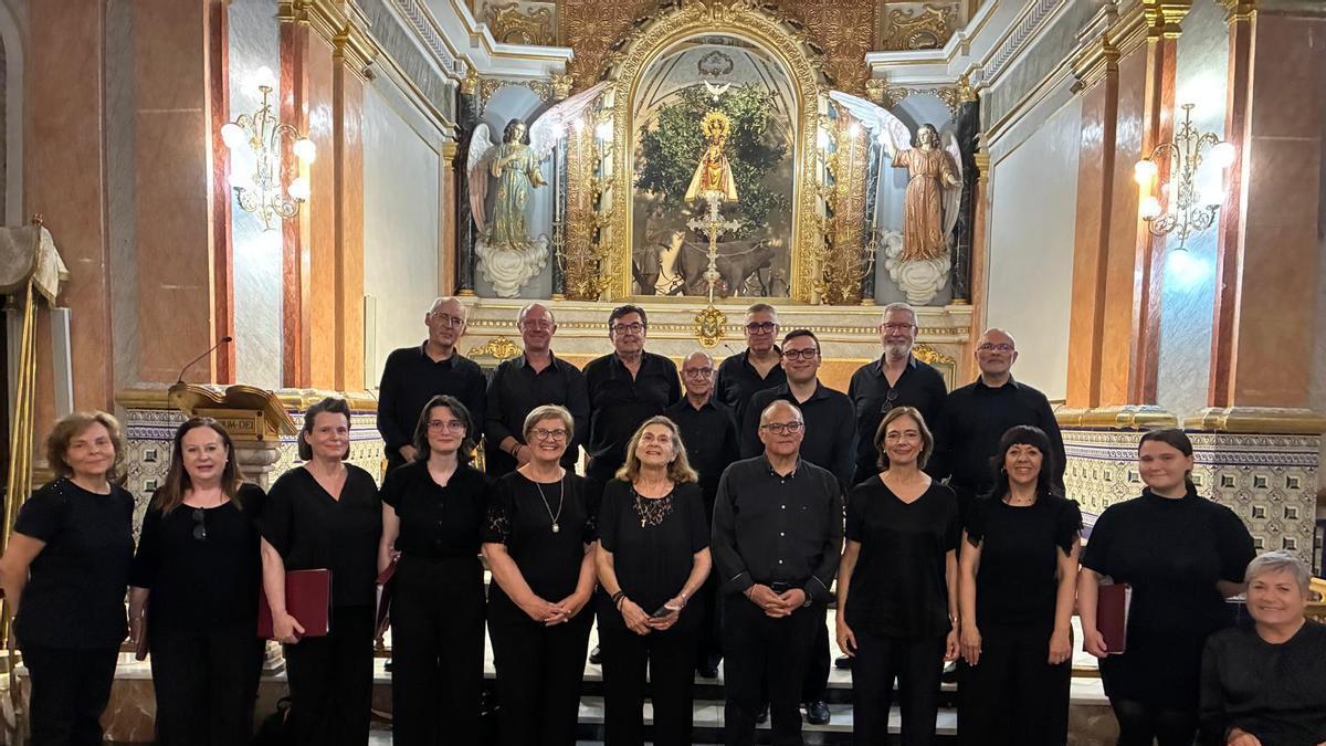Coro Studium Vocale, en el presibiterio de la parroquia d'Albuixech.