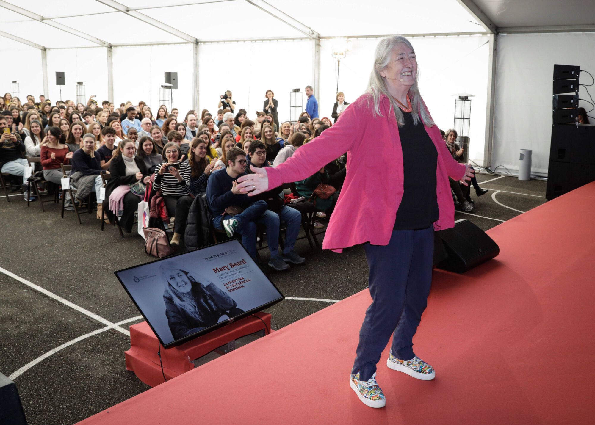 EN IMÁGENES: La "amazona" Mary Beard fascinada en su encuentro con estudiantes en Gijón: "A Nerón le habrían encantado las redes sociales"