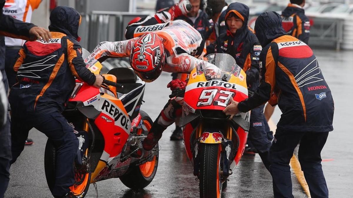 Marc Márquez patina al cambiar de moto hoy en Brno.