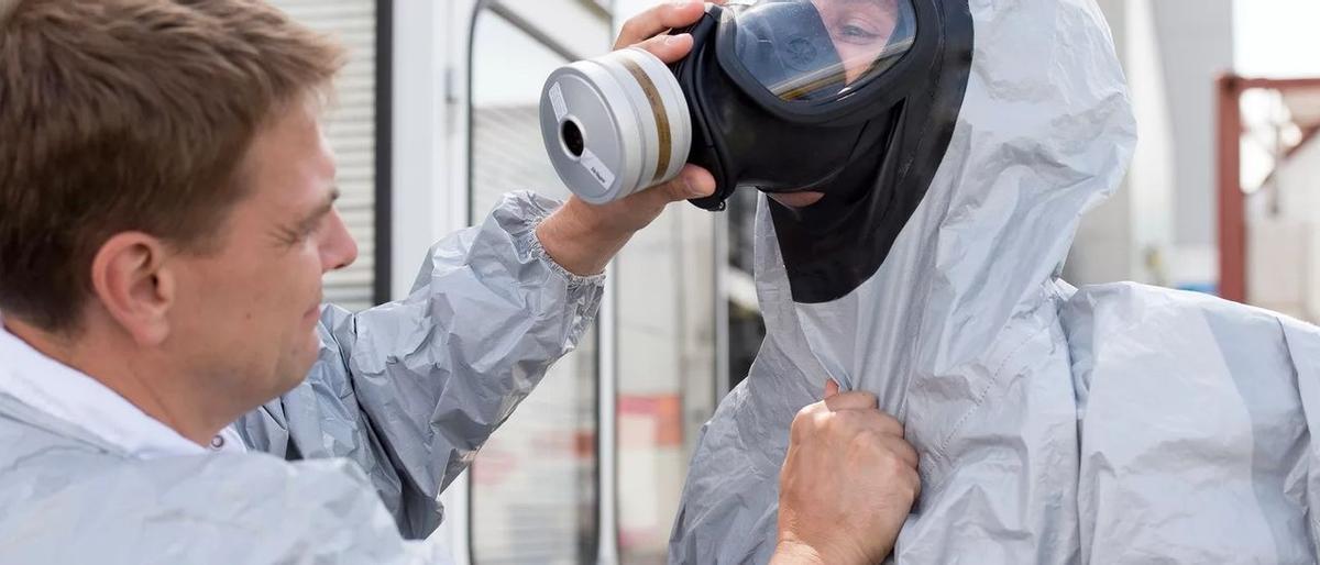 Un hombre se coloca un equipo de protección.