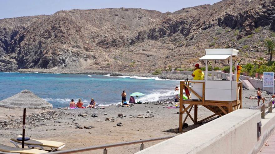 Servicio de socorrismo en la playa aronera del Palm Mar hasta agosto