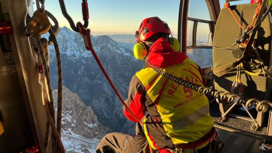 Un rescatador del SEPA, durante el rastreo en helicóptero en busca de Senén Turienzo. | SEPA