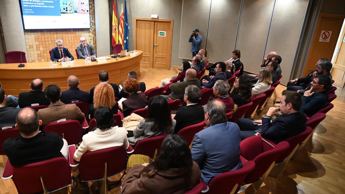 La sede de Ascer fue el escenario de la presentación del informe sobre el impacto de la cerámica en la economía.