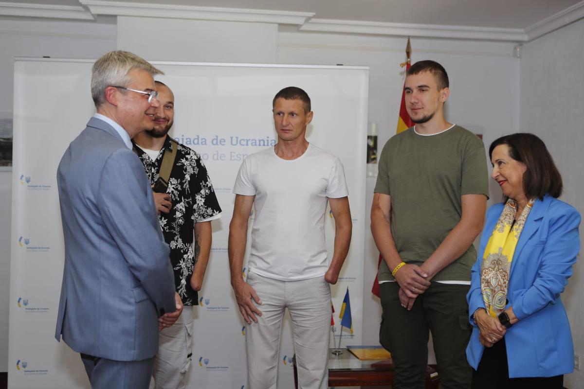 La ministra de Defensa, Margarita Robles, con el embajador de Ucrania, Serhii Pohoreltsev, y tres soldados ucranianos heridos que se recuperan en España. La imagen ha sido tomada este lunes en la embajada de Ucrania, donde ella ha recibido la Distinción de Honor del ministerio de Defensa ucraniano.