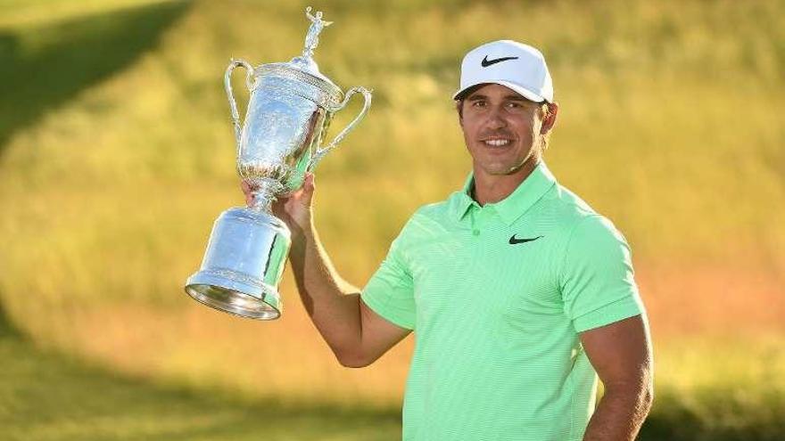 Koepka, con el trofeo de campeón. // Efe