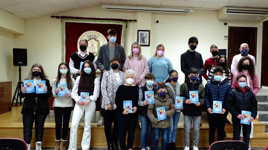 Las personas ganadoras de las diferentes categorías recogieron el libro recopilatorio en el acto de presentación.