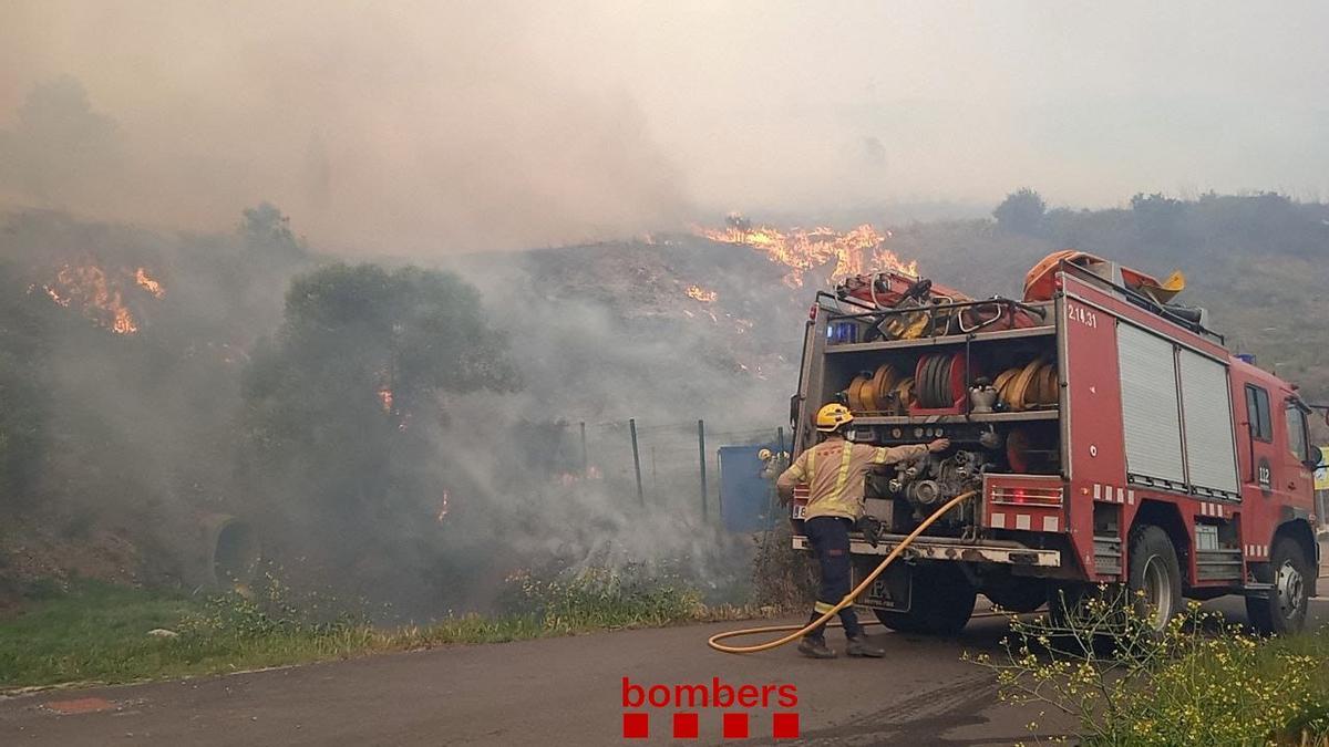 Bomberos de la Generalitat de Cataluña trabajando en el incendio.