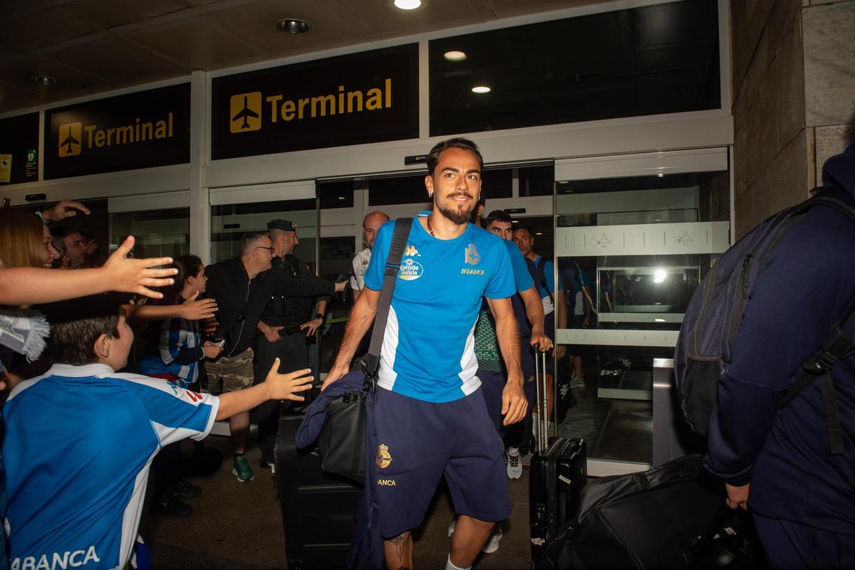 La afición acude en masa a Alvedro para recibir al Dépor tras la victoria en Cádiz