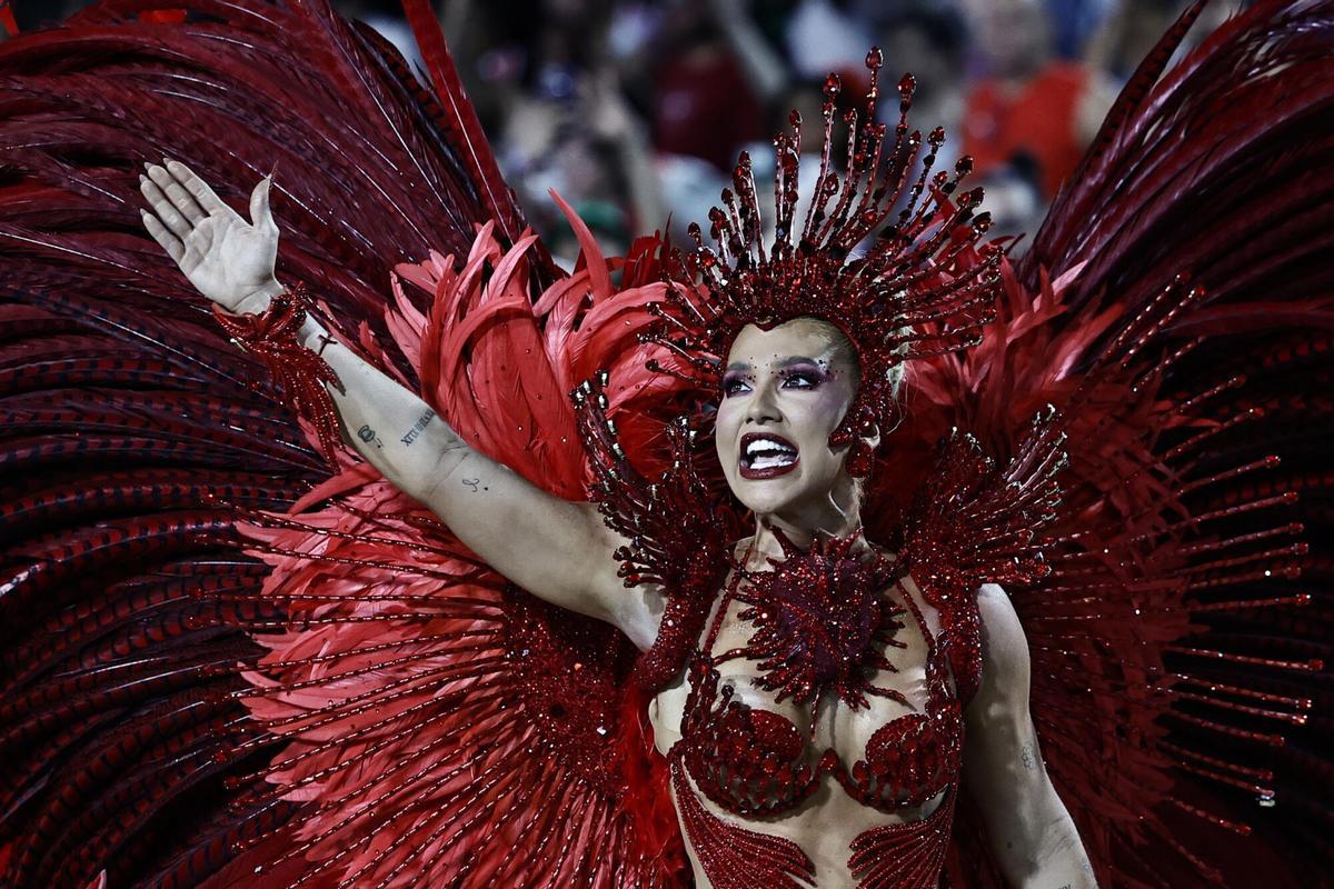 Virginia Fonseca, novia de Vinicius Jr, participa en el desfile del grupo de samba Acadêmicos do Grande Rio en el sambódromo este martes, durante el tercer día del Carnaval de Río de Janeiro (Brasil). EFE/ Andre Coelho